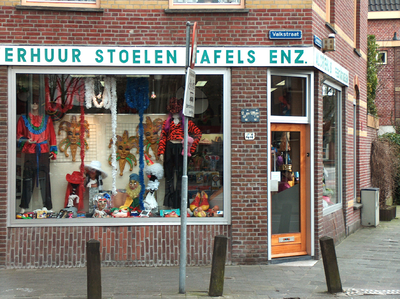 819642 Gezicht op de winkelpui van het hoekpand Valkstraat 44 (Feestverhuurbedrijf Driehuis) te Utrecht.N.B. Van 1946 ...